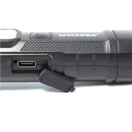 Cargador portátil USB-C compacto y potente para dispositivos electrónicos, ideal para uso en movilid.